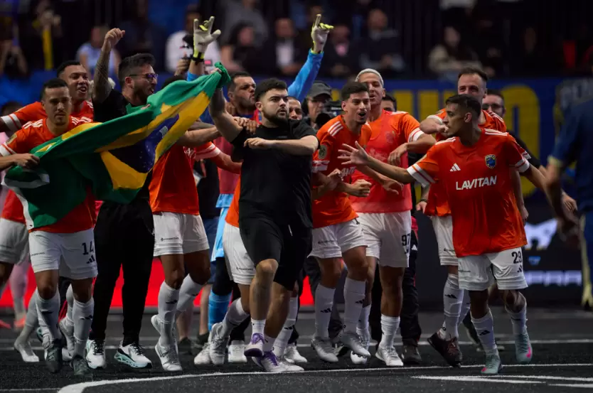 Luqueta e jogadores do Dendele na Kings League