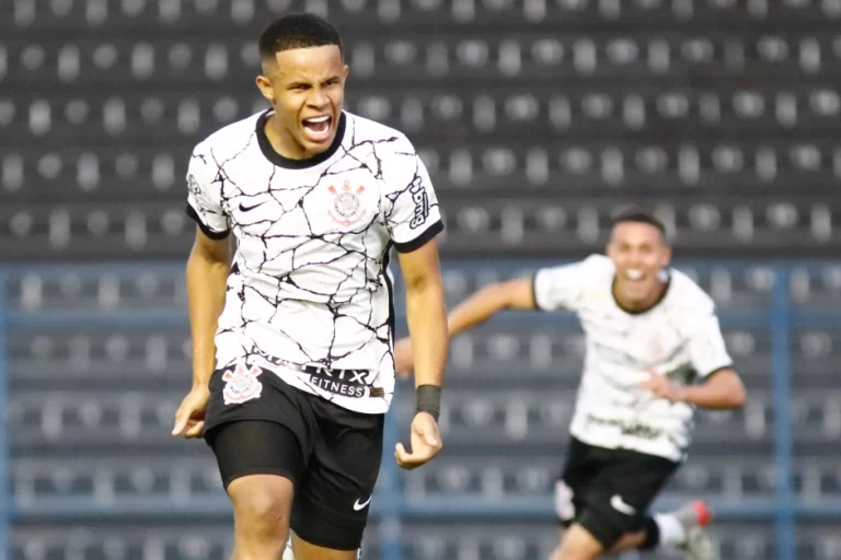 Com apenas 16 anos, Pedro se destaca no Corinthians e pode ganhar chances no profissional