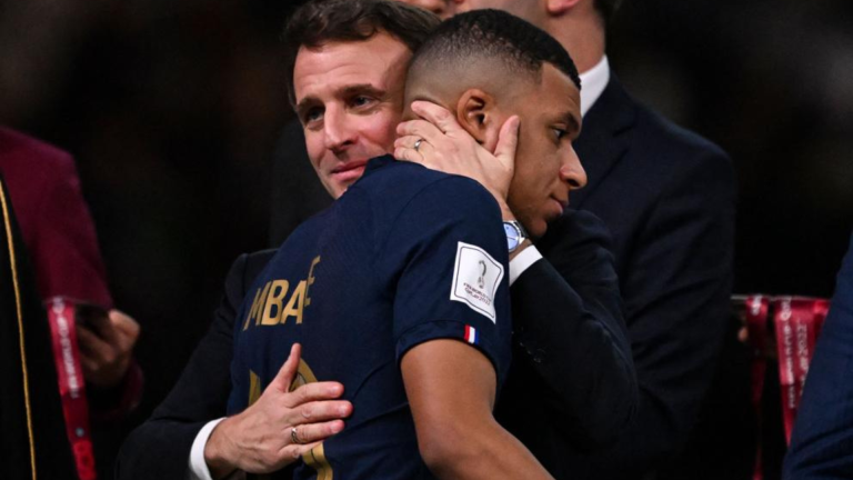 macron-consola-mbappe