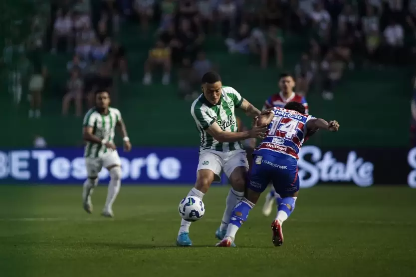 Luiz Mandaca - volante do Juventude - e Mancuso, defensor do Fortaleza