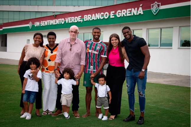 Apresentação de Marlon - zagueiro - no Fluminense ao lado de familiares