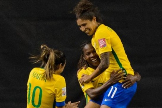 Marta, Cristiane e Formiga em ação pela seleção brasileira feminina