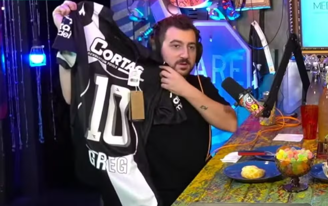 Vincent Martella, ator de "Todo Mundo Odeia o Chris", com a camisa da Ponte Preta