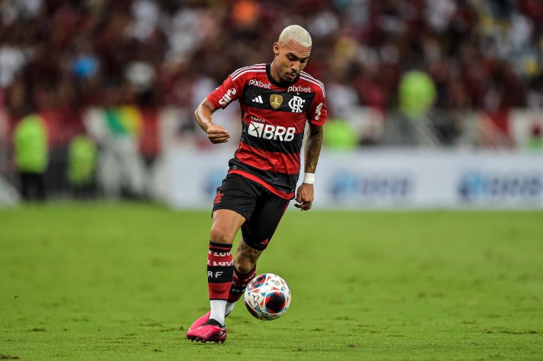 Matheuzinho chega à capital paulista para assinar com o Corinthians (Foto: Divulgação)