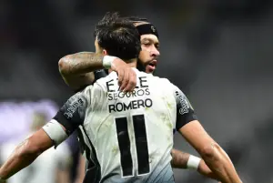 Romero e Memphis, atacantes do Corinthians, na Neo Química Arena