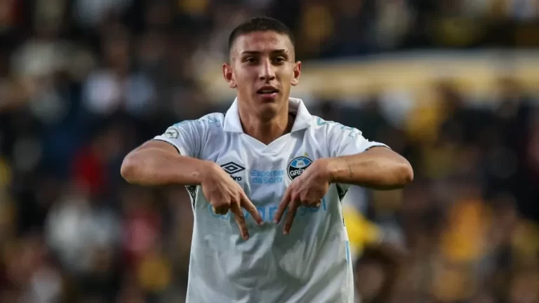 Miguel Monsalve comemora gol do Grêmio diante do Criciúma no Campeonato Brasileiro Imagem: Leonardo Hübbe/AGIF