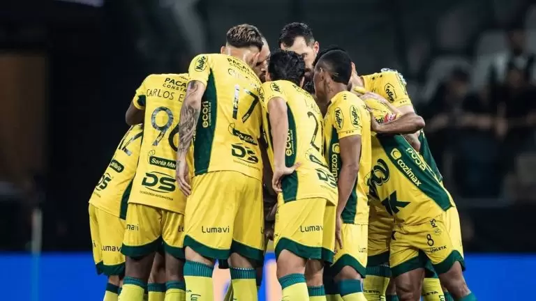 Time do Mirassol durante jogo da Série A do Brasileirão 2025. Foto: Pedro Zacchi/Mirassol FC
