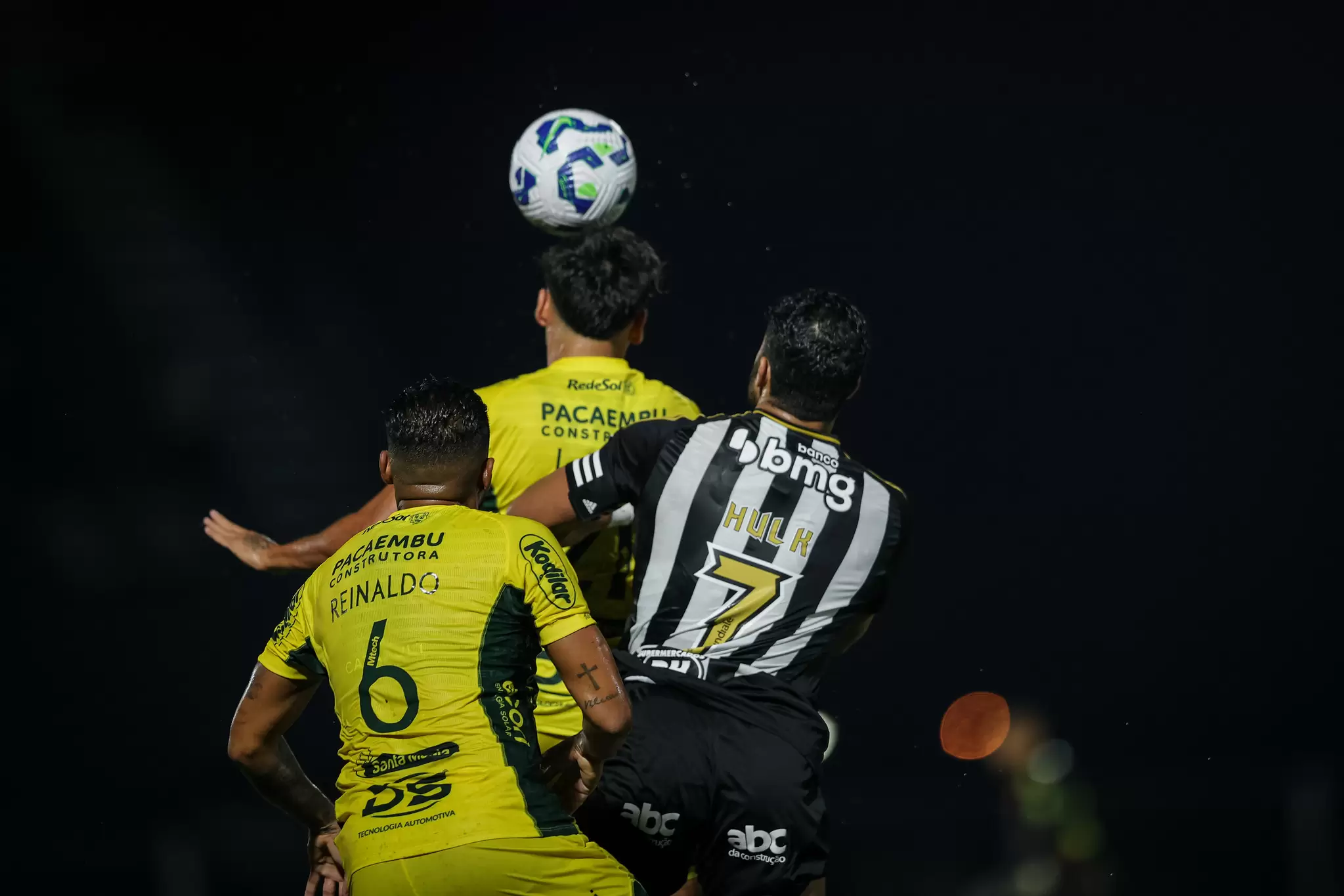 Disputa de bola em Mirassol x Atlético-MG, pelo Brasileirão 2025