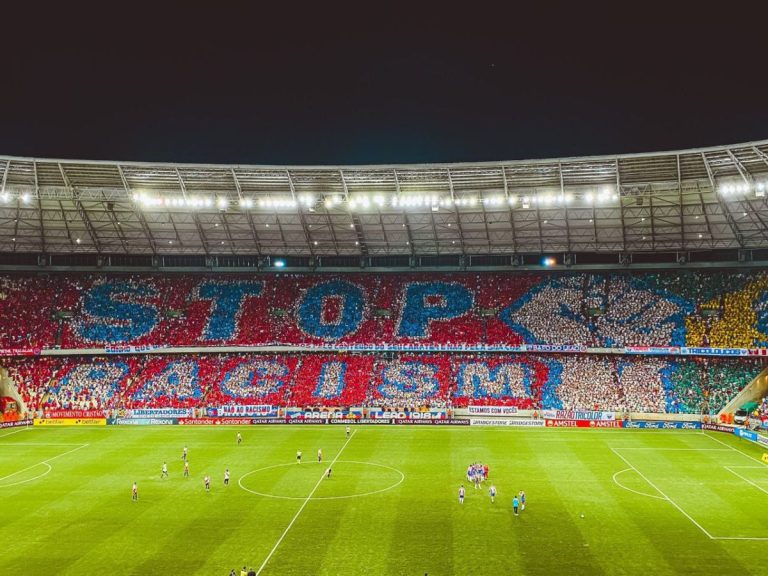 Mosaico da torcida do Fortaleza contra o racismo