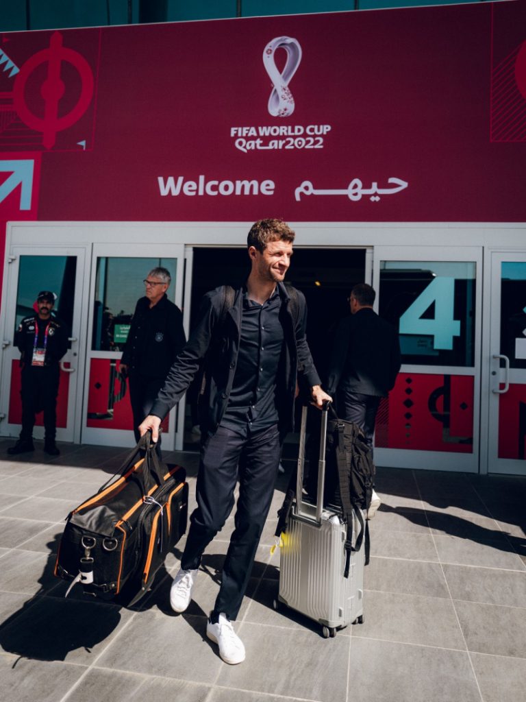 Thomas Muller em chegada da seleção alemã ao Qatar