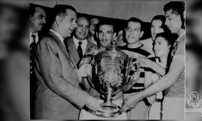 Jogadores do Palmeiras com a taça da Copa Rio 1951