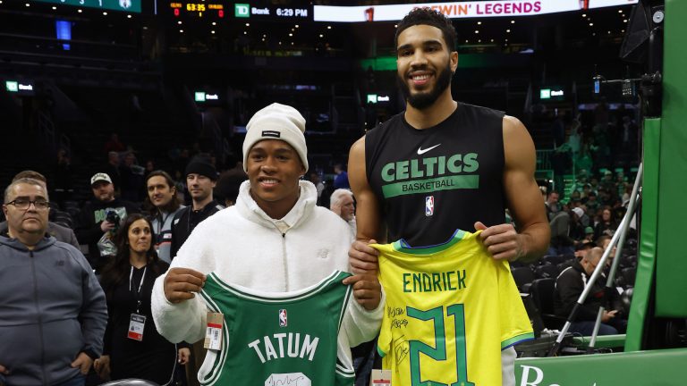 Endrick ao lado de Jasum Tatum (Foto: Divulgação / Celtics)