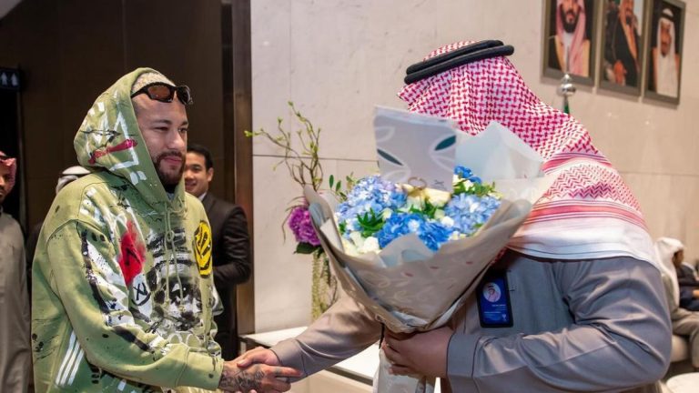 Em retorno ao Al-Hilal, Neymar é recebido com flores – veja — Foto: Reprodução