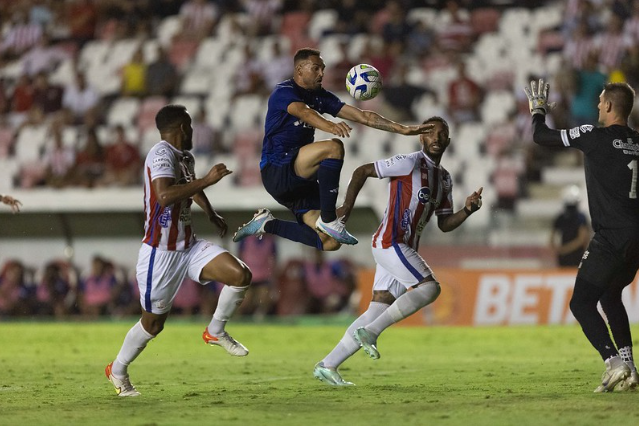 Disputa de bola em Náutico x Cruzeiro, pela Copa do Brasil 2023