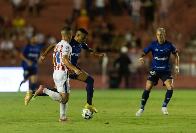 Disputa de bola em Náutico x Cruzeiro, pela Copa do Brasil 2023