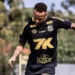 Santos divulga Neymar treinando com bola e retorno aos gramados se aproxima