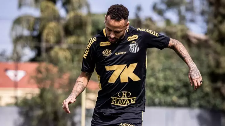 Santos divulga Neymar treinando com bola e retorno aos gramados se aproxima