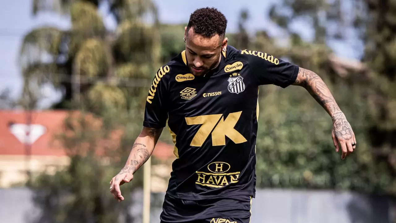 Santos divulga Neymar treinando com bola e retorno aos gramados se aproxima