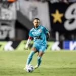 Neymar, atacante do Santos, com a camisa azul
