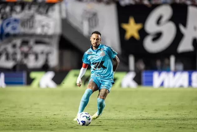 Neymar, atacante do Santos, com a camisa azul