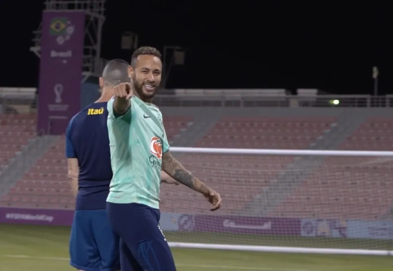 Neymar voltou a treinar com a seleção brasileira no gramado e tem retorno à Copa próximo