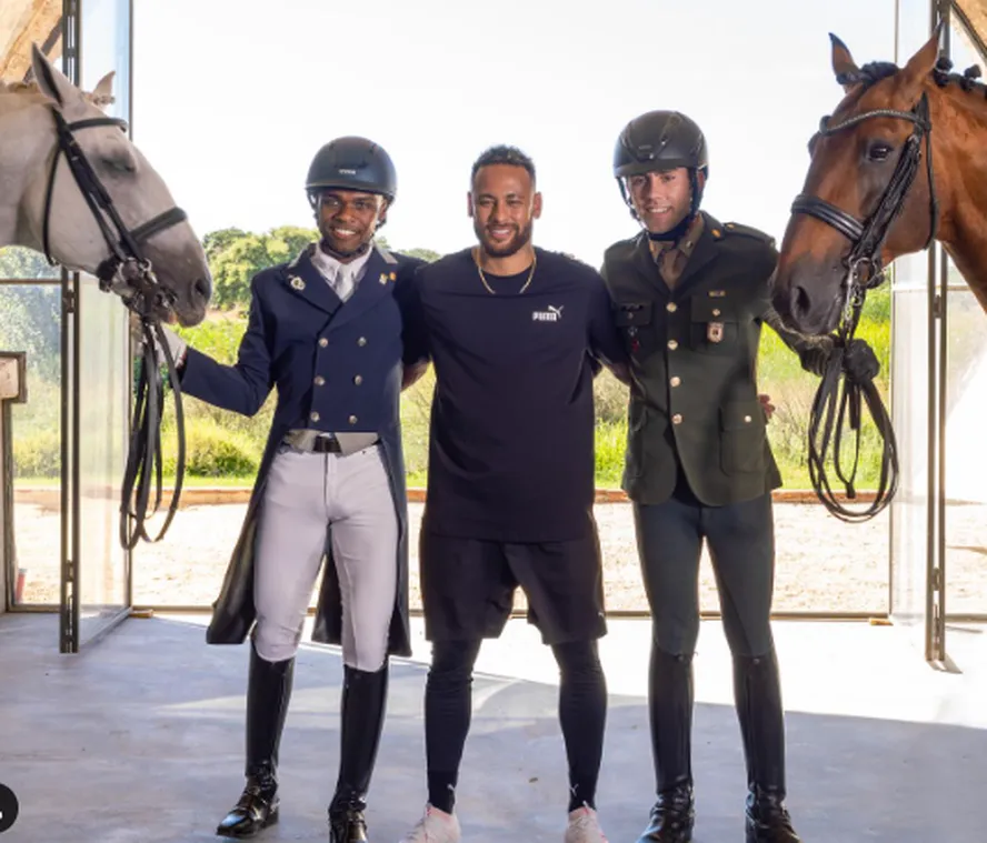 Neymar posa com integrantes da equipe Campline Horses — Foto: Reprodução/Instagram