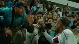 Neymar discutindo com torcedor na Vila Belmiro 2025