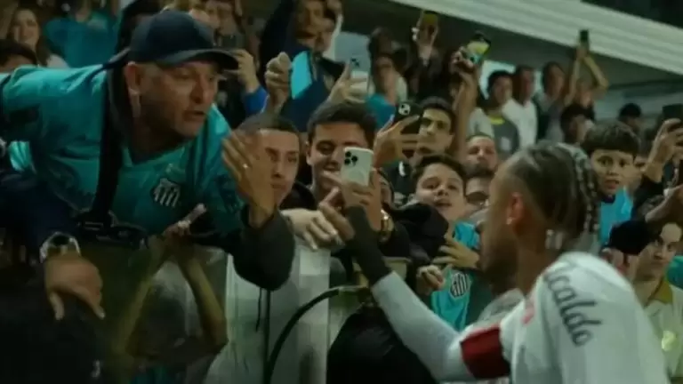 Neymar discutindo com torcedor na Vila Belmiro 2025