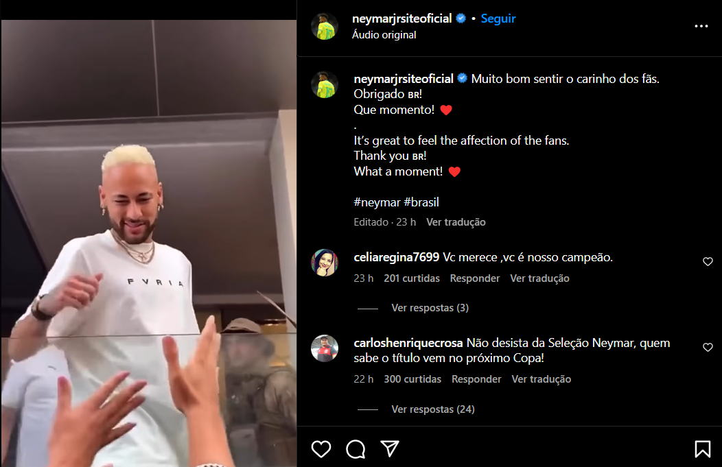 Neymar atende fãs que estavam na frente de seu apartamento. Foto: Reprodução/Instagram