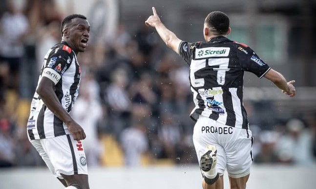 Jogadores do Operário-PR comemoram gol em campo. Foto: André Jonsson/Operário-PR