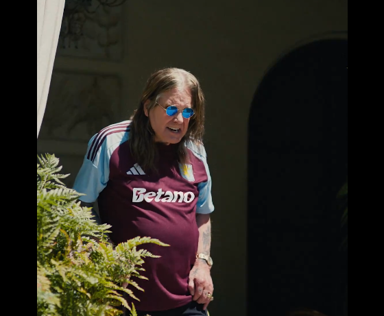 Ozzy Osbourne com a camisa do Aston Villa