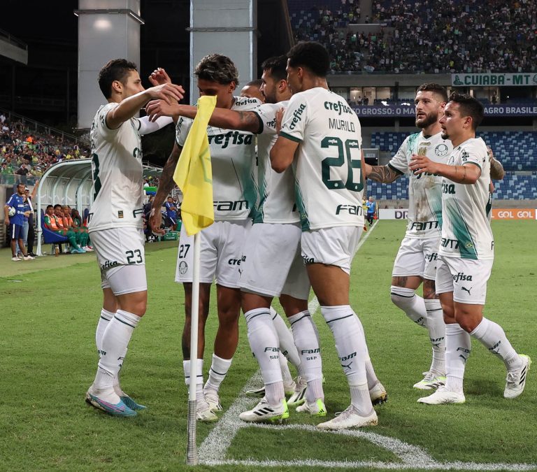 O jogador Raphael Veiga, da SE Palmeiras, comemora seu gol contra a equipe do Cuiabá EC, durante partida válida pela vigésima rodada, do Campeonato Brasileiro, Série A, na Arena Pantanal. (