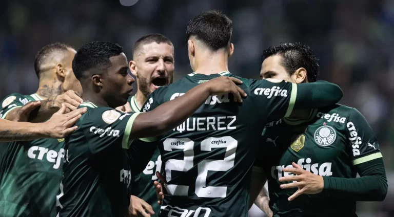 Jogadores do Palmeiras comemorando o gol de Piquerez na goleada sobre o São Paulo no Brasileirão de 2023 - Foto: Abner Dourado / AGIF