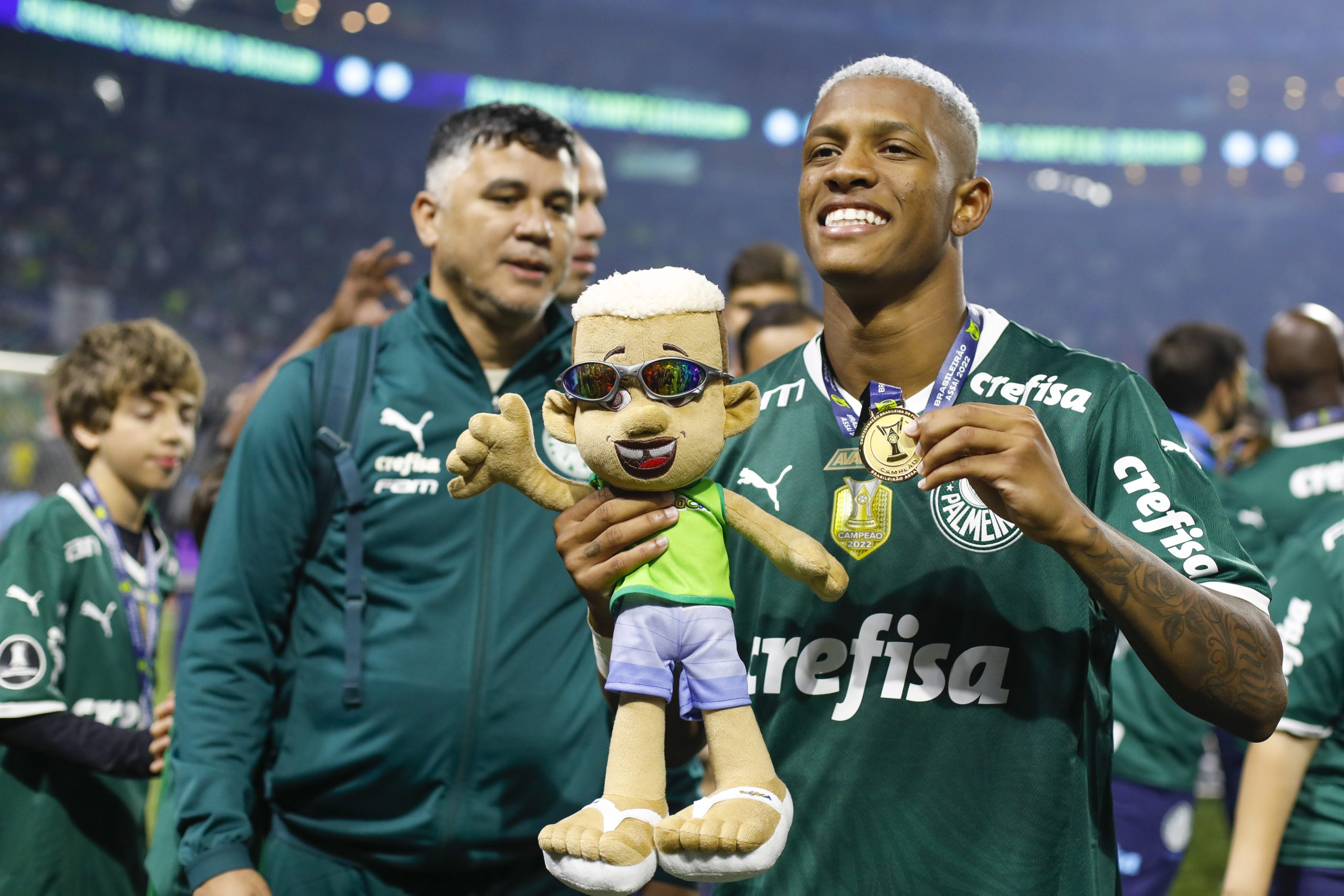 SAO PAULO, BRAZIL - NOVEMBER 09: Danilo of Palmeiras celebrates the championship after the match between Palmeiras and America MG as part of Brasileirao Series A 2022 at Allianz Parque on November 09, 2022 in Sao Paulo, Brazil. (Photo by Ricardo Moreira/Getty Images)