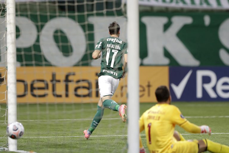 Matias Viña comemora gol pelo Palmeiras.