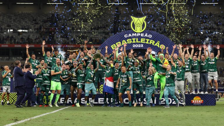 Jogadores do Palmeiras erguem a taça do Brasileirão de 2023