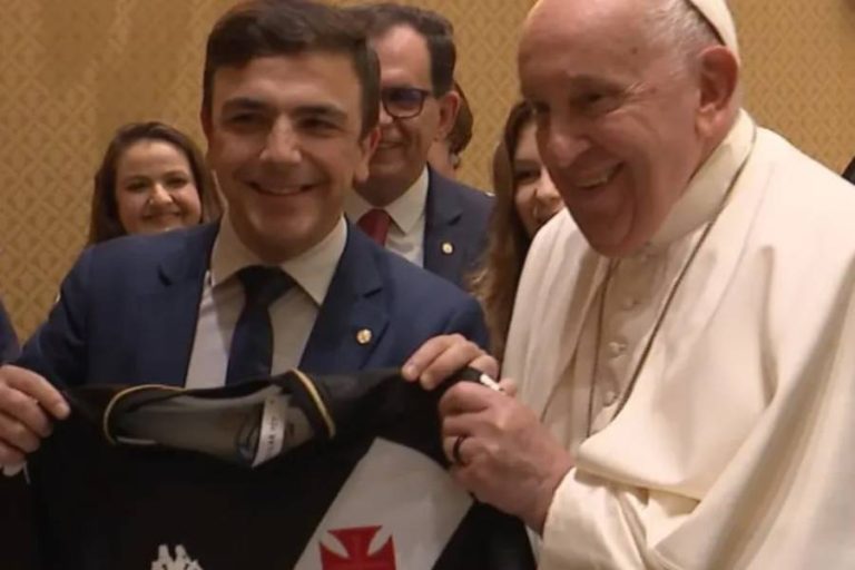 Papa recebeu uma camisa do Vasco