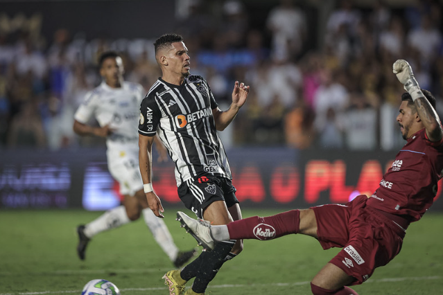 João Paulo - goleiro do Santos - e Paulinho, atacante do Atlético-MG