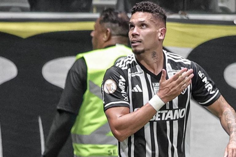 Paulinho comemora pelo Galo