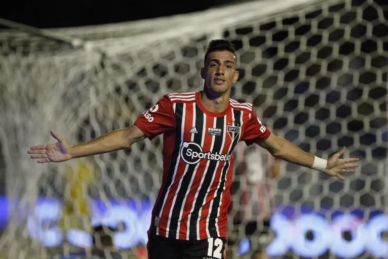 Pedrinho entra bem mais uma vez, faz gol e vira o 12º do São Paulo