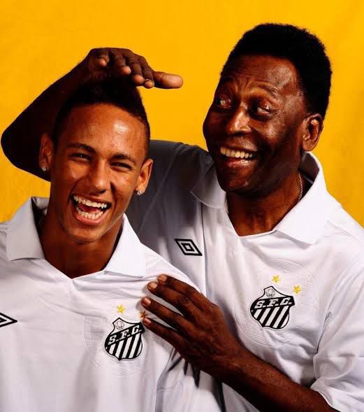 Pelé e Neymar com a camisa do Santos