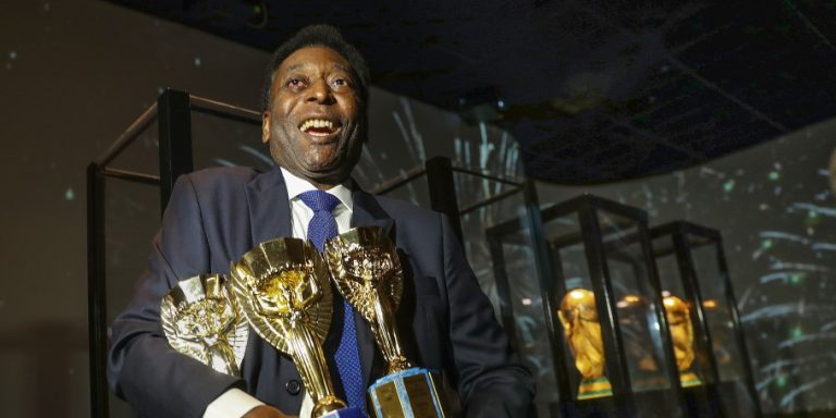 Pelé com taças das três Copas do Mundo da seleção brasileira de futebol