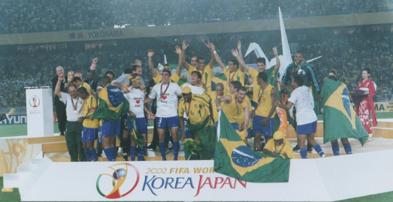 Atletas da seleção brasileira celebram o pentacampeonato em 2002. Foto: Acervo CBF.