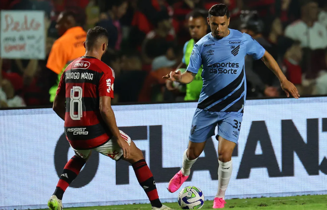 Disputa de bola em Flamengo x Athletico Paranaense entre o volante Thiago Maia e o lateral-direito Bruno Peres