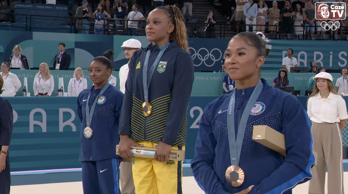 Rebeca Andrade e Simone Biles no pódio do solo em Paris-2024