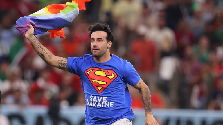 Superman luta contra vilões na Copa do Mundo 2022