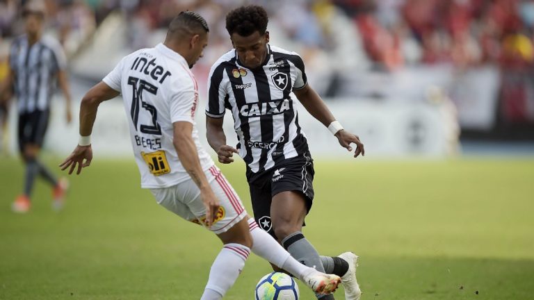 Athletico-PR acerta contratação de lateral ex-Santos e São Paulo; confira