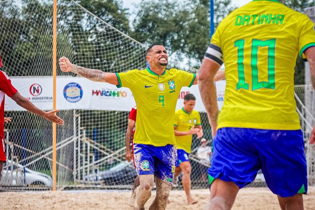 Rodrigo Soares, campeão com a Seleção Brasileira de Beach Soccer – Foto: Reprodução
