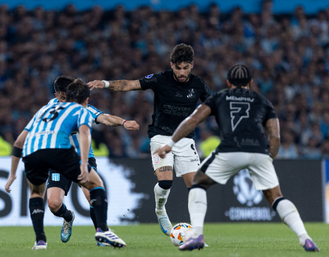 Disputa de bola em Racing x Corinthians