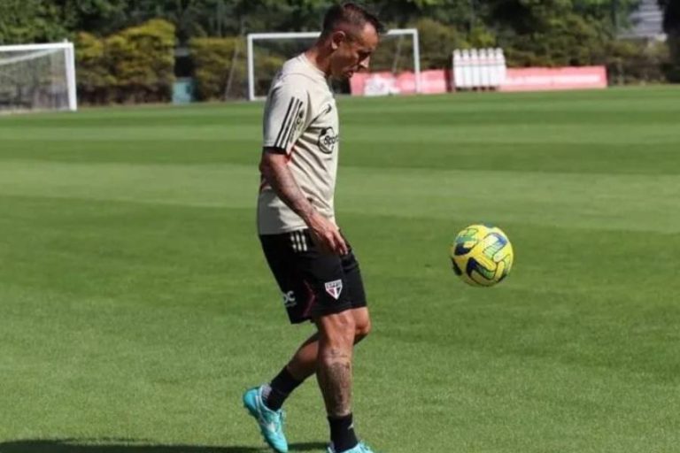 Rafinha durante treino do São Paulo